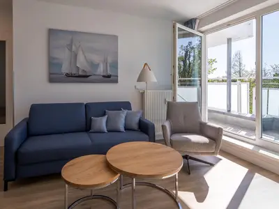 Ferienwohnung Kleine Freiheit Blick auf die Couch im Wohnzimmer