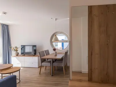 Ferienwohnung Kleine Freiheit Blick auf den Esstisch im offenen Wohnbereich