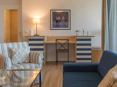 Ferienwohnung Kranichtanz Aparthotel Zingst - Blick auf den Arbeitsplatz im Wohnzimmer