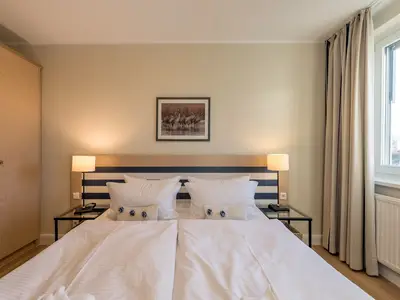 Ferienwohnung Kranichtanz Aparthotel Zingst - Blick auf das gemütliche Doppelbett im Schlafzimmer