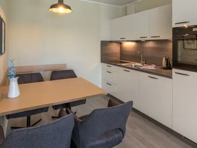 Ferienwohnung Godewind offene moderne Küche mit Essbereich