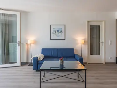 Ferienwohnung Seebär in Zingst Blick auf die Couch im Wohnzimmer