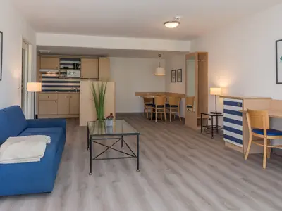 Ferienwohnung Seebär in Zingst offnener Wohnbereich mit Küchenzeile