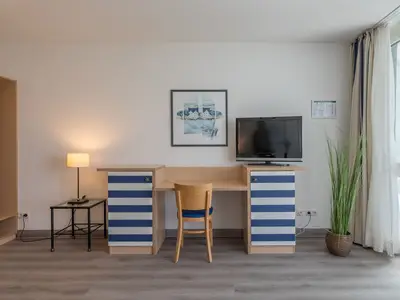 Ferienwohnung Seebär in Zingst Blick auf den Arbeitsplatz im Wohnzimmer