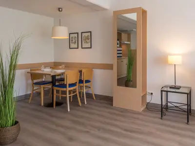 Ferienwohnung Seebär in Zingst Esstisch im offenen Wohnbereich