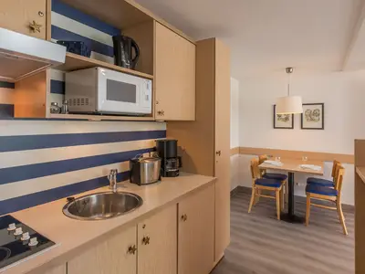 Ferienwohnung Seebär in Zingst offene Küchenzeile mit Essbereich