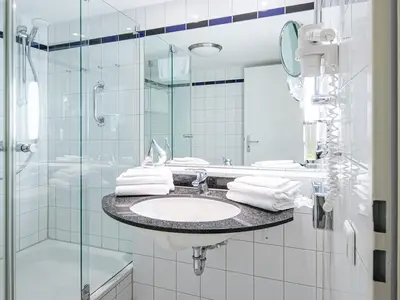 Ferienwohnung Seebär in Zingst Badezimmer mit Glasdusche