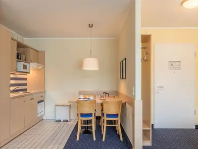 Ferienwohnung An de See Küchenzeile mit Esstisch
