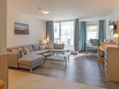 Ferienwohnung Leuchtturm Wohnzimmer mit Couch und Sessel