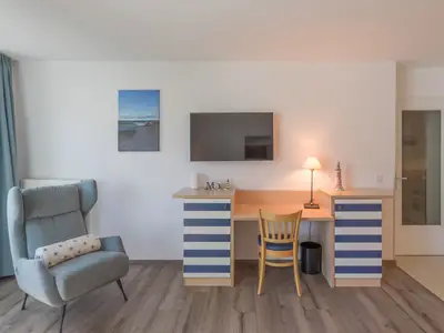 Ferienwohnung Leuchtturm Blick auf den Schreibtisch im Wohnzimmer