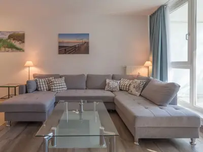 Ferienwohnung Leuchtturm Blick auf die gemütliche Couch im Wohnzimmer