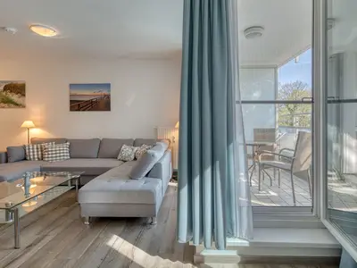 Ferienwohnung Leuchtturm Wohnbereich mit direktem Zugang zum Balkon