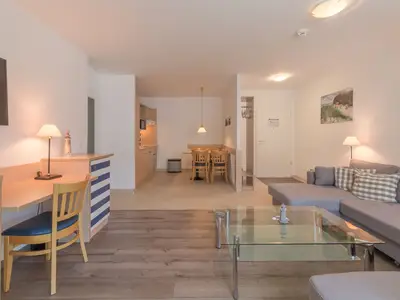 Ferienwohnung Leuchtturm offener Wohnbereich mit Küchenzeile