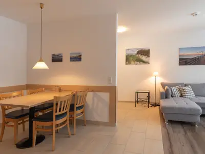 Ferienwohnung Leuchtturm Esstisch im Wohnbereich