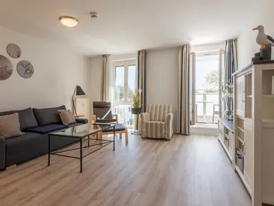 Ferienwohnung Sturmmöwe Wohnzimmer mit Couch und Sessel