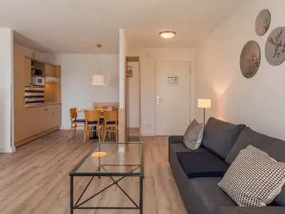 Ferienwohnung Sturmmöwe offener Wohnbereich mit Küchenzeile