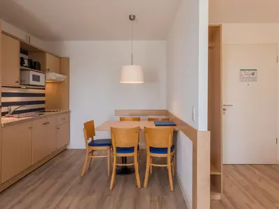 Ferienwohnung Sturmmöwe offene Küche mit Essbereich