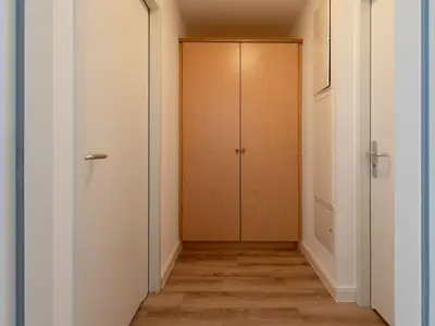 Ferienwohnung Sturmmöwe Blick in den Flur mit großem Kleiderschrank