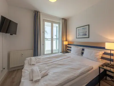 Ferienwohnung Sturmmöwe Blick ins Schlafzimmer mit Doppelbett