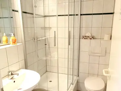 Badezimmer mit Dusche