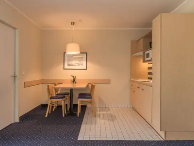 Ferienwohnung Grasnelke in Zingst Küchenzeile mit Esstisch