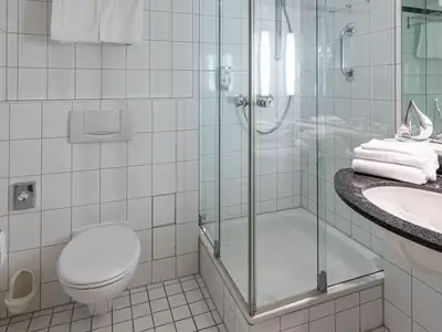 Ferienwohnung Grasnelke in Zingst Badezimmer mit Glasdusche