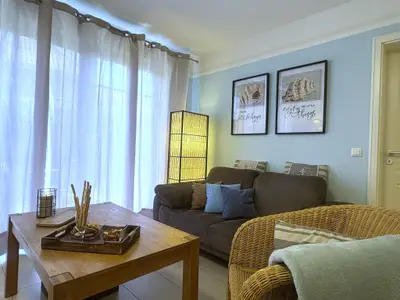 Wohnbereich mit Sofa und Sessel