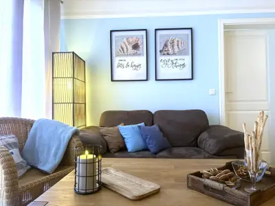 Wohnbereich mit Sofa, Sessel und Couchtisch