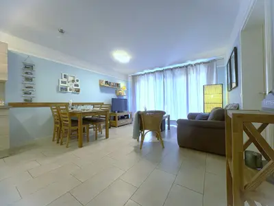 Blick ins Wohnzimmer mit Essecke