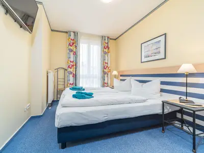 Schlafzimmer mit Doppelbett