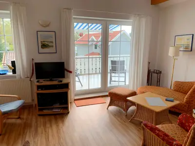 Wohnbereich mit Sofa und TV