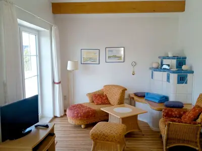 Wohnbereich mit Sofa, Sessel und TV