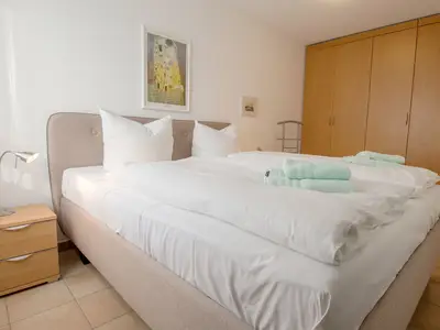 Schlafzimmer mit Doppelbett