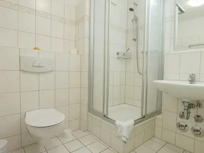 Badezimmer mit Dusche