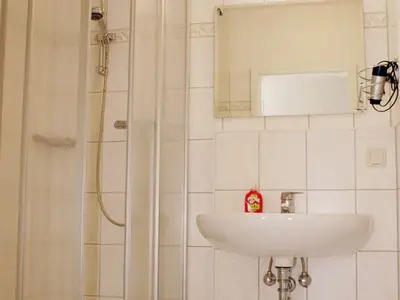 Badezimmer mit Dusche