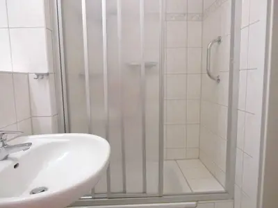 Badezimmer mit Dusche