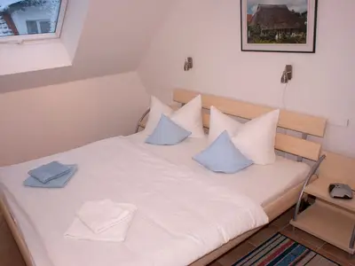 Schlafzimmer mit Doppelbett