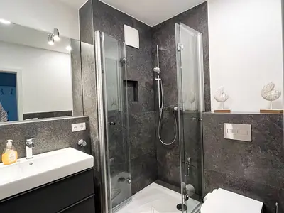 Badezimmer mit Dusche