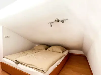 Schlafniesche über dem Wohnzimmer