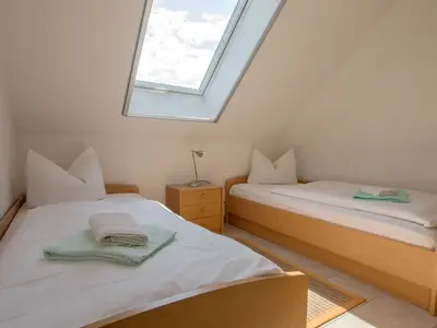Schlafzimmer mit zwei Einzelbetten