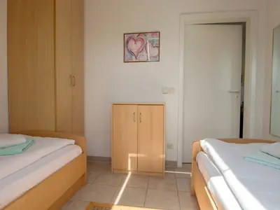 Schlafzimmer mit zwei Einzelbetten