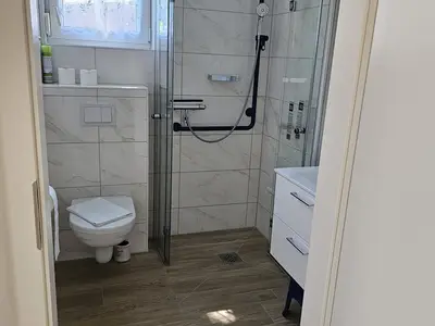 Badezimmer mit ebenerdiger Dusche