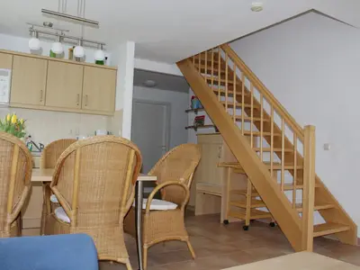 offener Wohnbereich mit Treppe in das DG