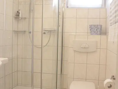 Badezimmer mit Dusche
