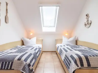 Schlafzimmer mit zwei Einzelbetten