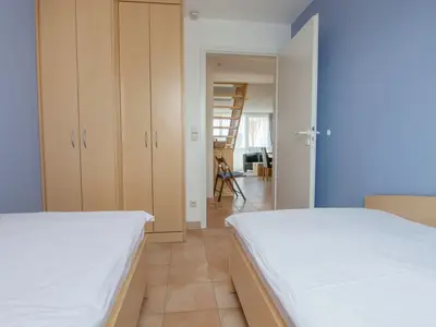 Schlafzimmer mit zwei Einzelbetten