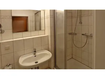 Badezimmer mit Dusche
