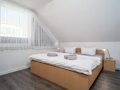 Schlafzimmer mit Doppelbett