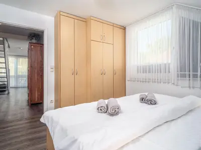 Schlafzimmer mit Doppelbett und Kleiderschrank