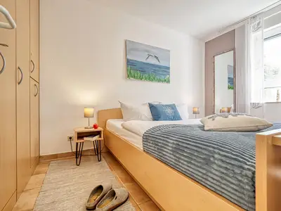 Schlafzimmer mit Doppelbett und Kleiderschrank